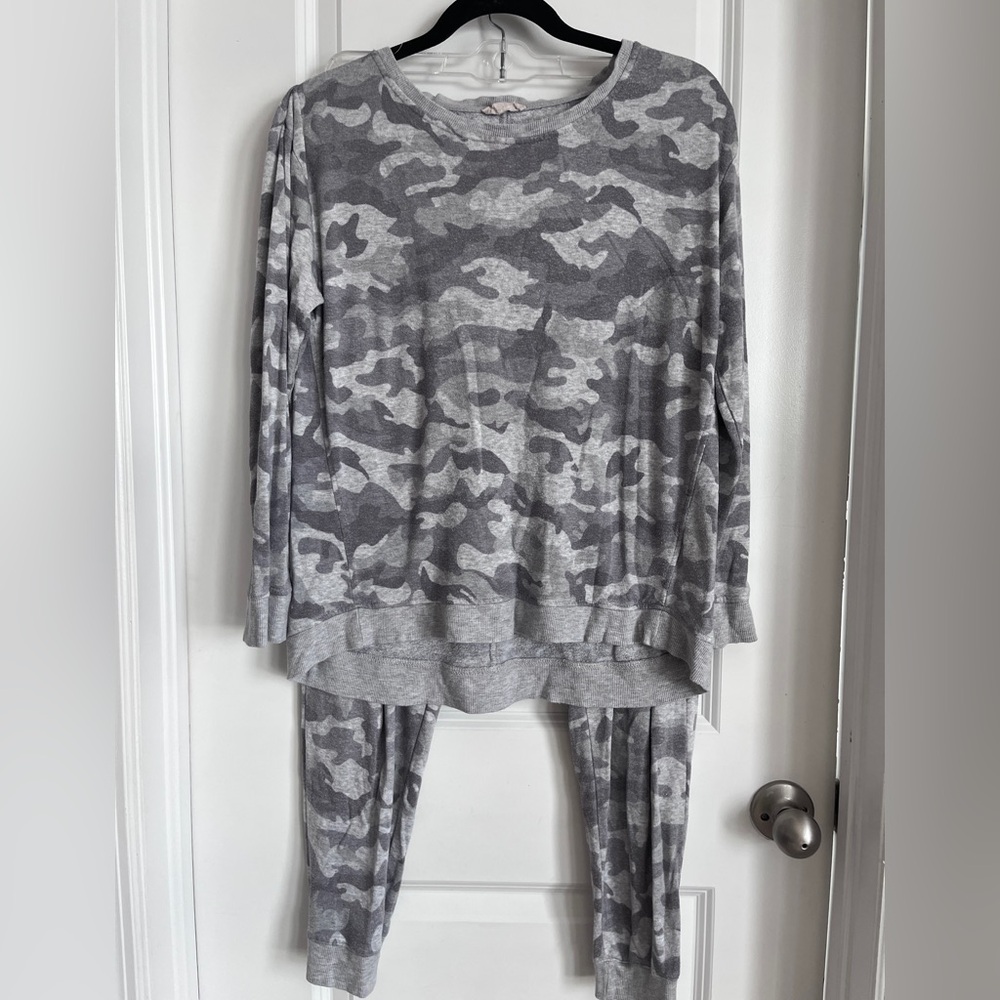 Jane and Delancey Gray Camo Print Lounge knit sweatpants size large